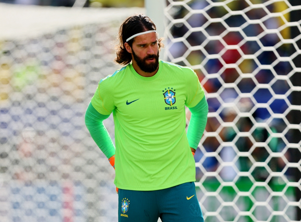 Thủ môn Alisson Becker được lựa chọn bắt chính (Ảnh: Reuters)