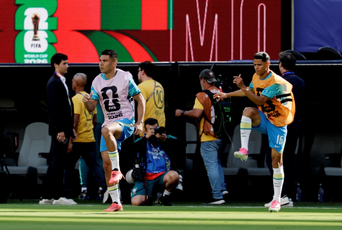 Các cầu thủ Brazil khởi động trước trận (Ảnh: Reuters)