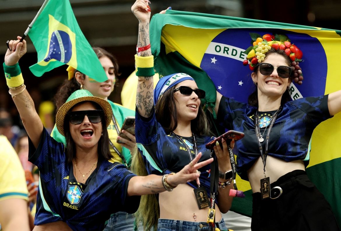CĐV Brazil và Nhật Bản đang mở hội trên các khán đài sân Houston ở bang Texas, Mỹ (Ảnh: Reuters)