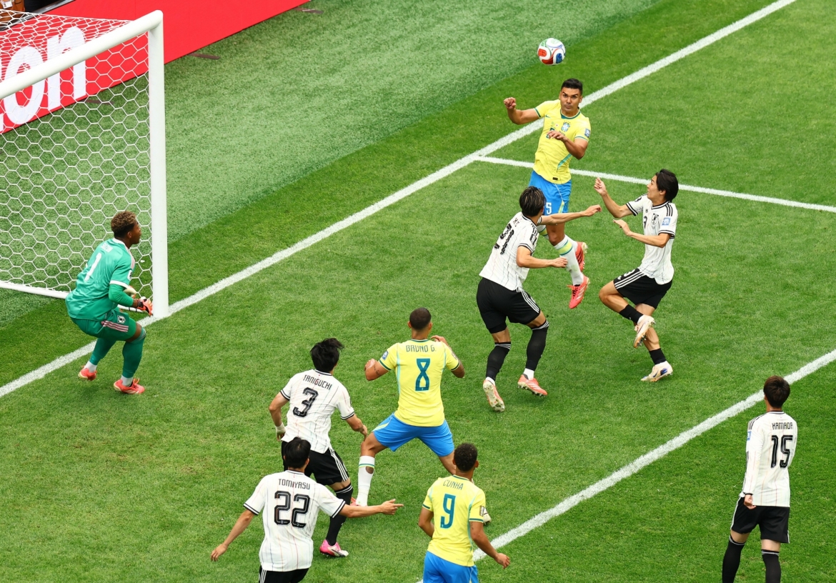 ... Casemiro đã đánh đầu quân bình tỷ số 1-1 cho Brazil (Ảnh: Reuter)