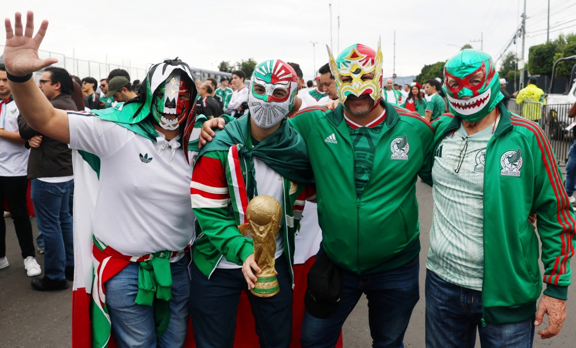 Các cổ động viên của Mexico đã có mặt tại sân vận động Estadio Azteca để cổ vũ cho đội nhà. (Ảnh: Reuters)
