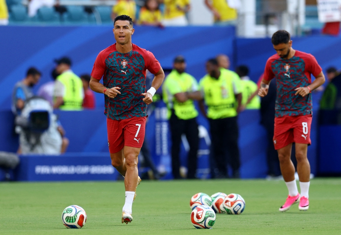 CR7 đá chính (Ảnh: Reuters)