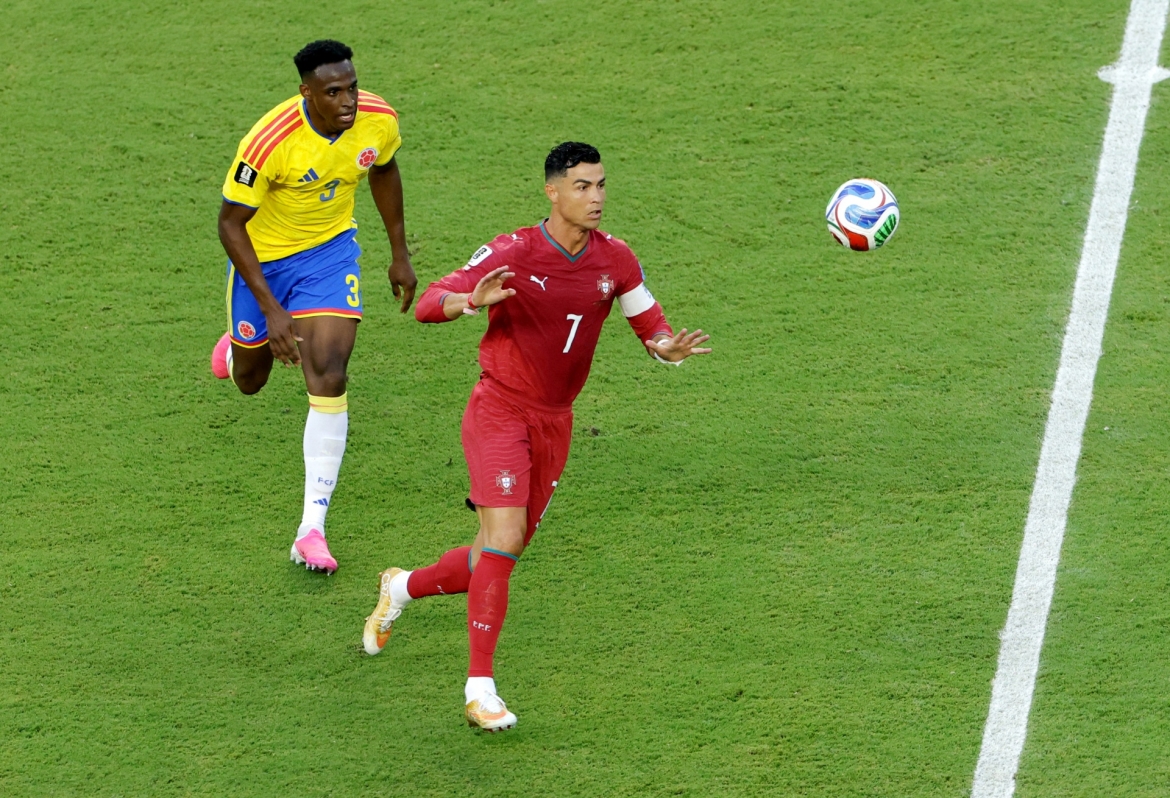 CR7 đang vào vai "chim mồi" trên sân (Ảnh: Reuters)
