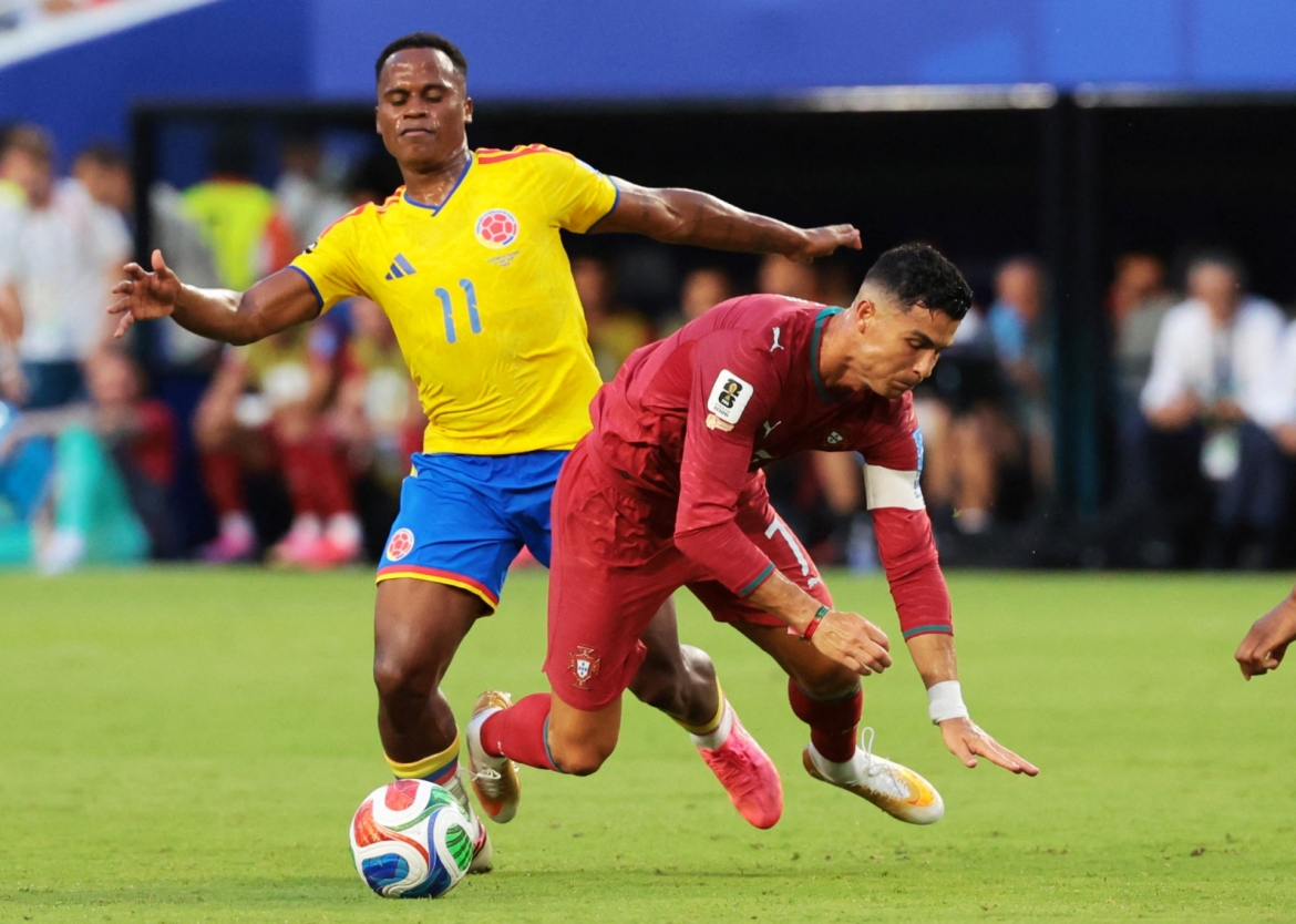 CR7 luôn bị các cầu thủ Colombia chăm sóc kĩ lưỡng (Ảnh: Reuters)