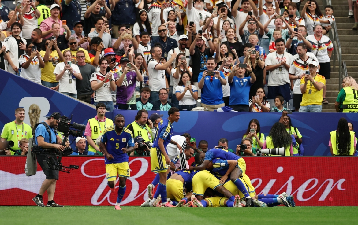 Khoành khắc lịch sử: Curacao có bàn thắng đầu tiên ở đấu trường World Cup (Ảnh: Reuters) 