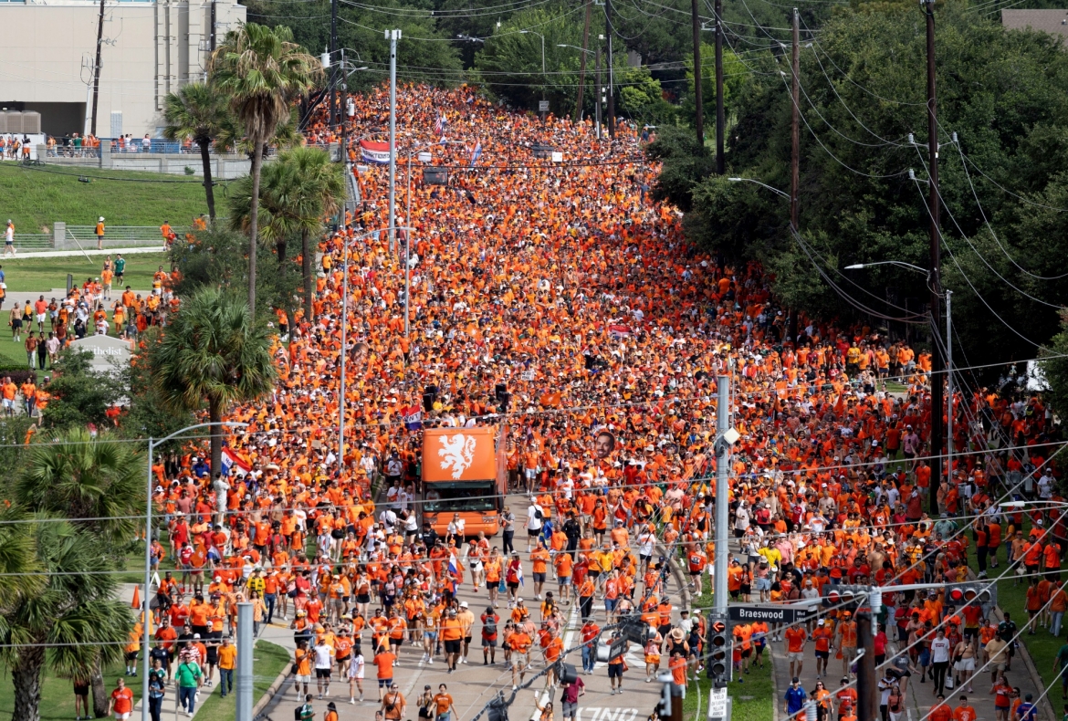Cơn cuồng phong màu da cam đổ bộ sân Houston (Ảnh: Reuters)