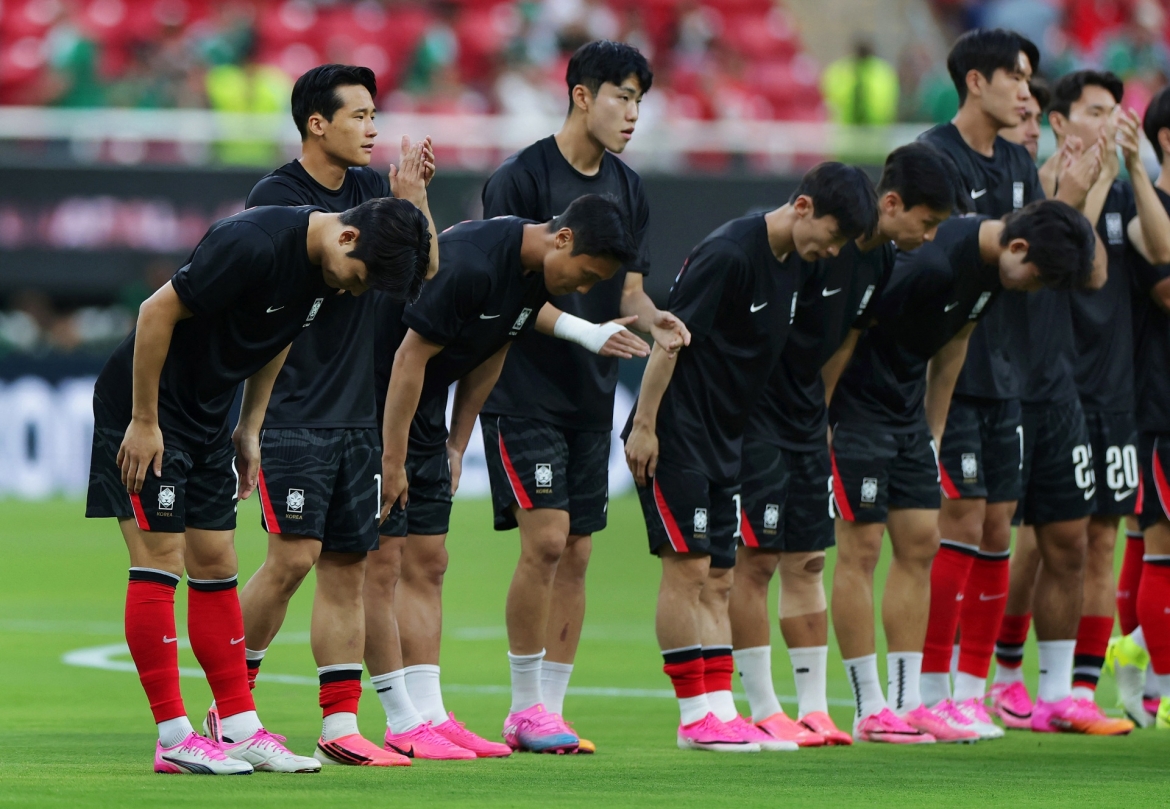Các cầu thủ Hàn Quốc khởi động trước trận đấu mở màn tại World Cup 2026 với màn đối đầu CH Séc (Ảnh: Reuters)
