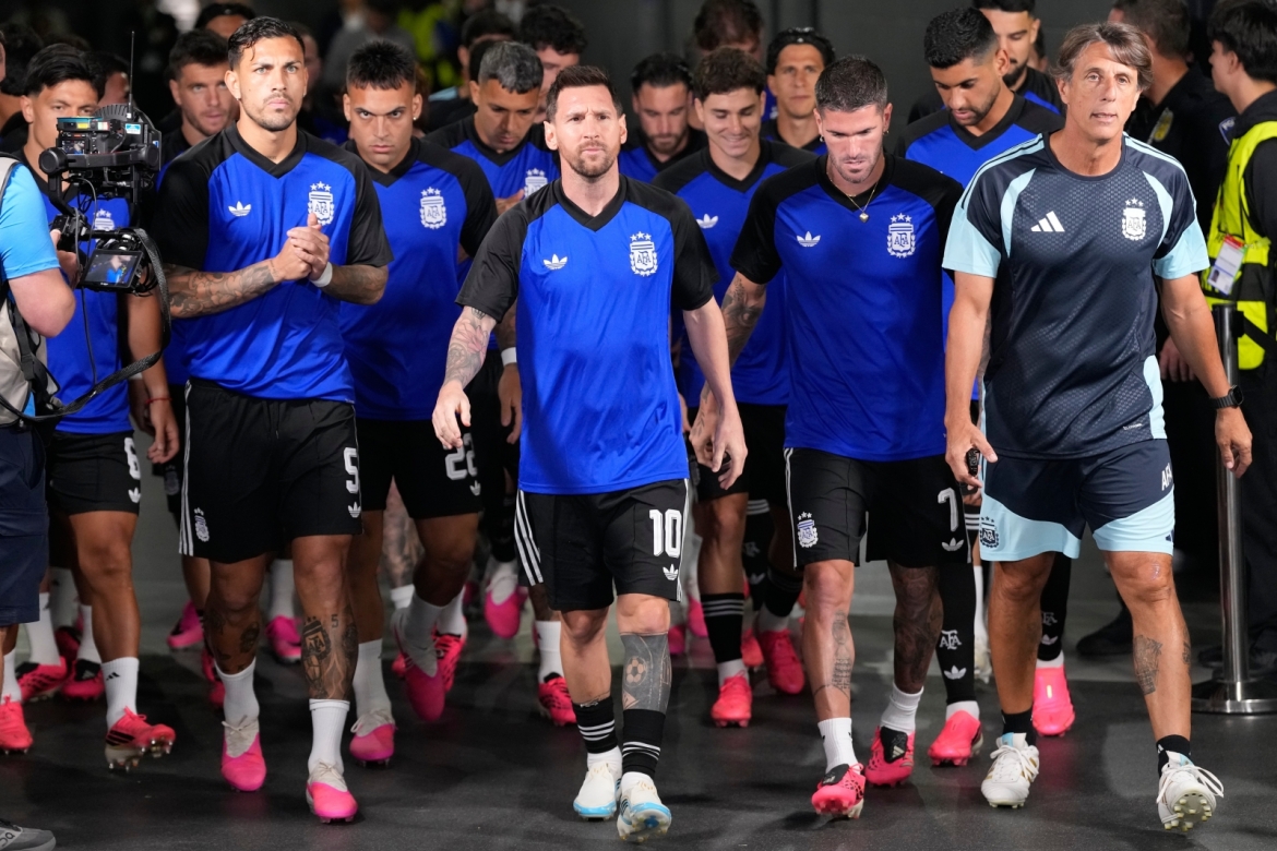 Messi dẫn đầu dàn sao Argentina ra sân khởi động trước giờ G. (Ảnh: AP)