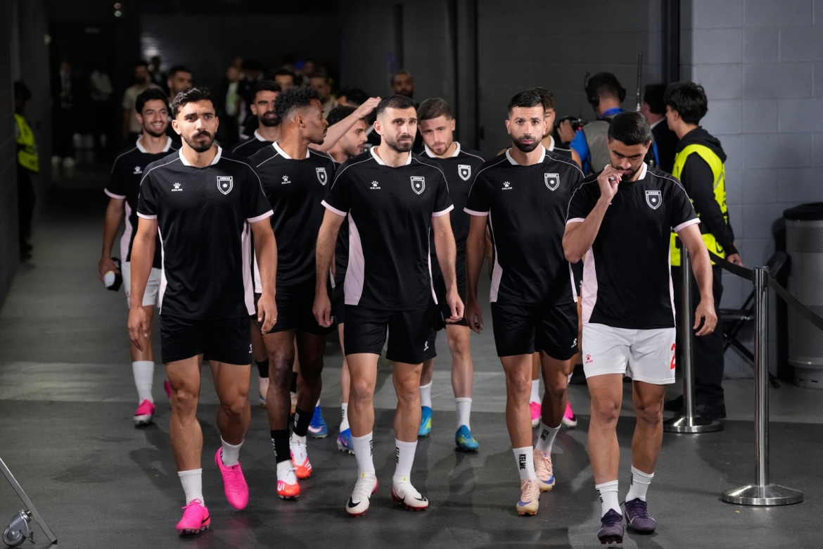 Các cầu thủ Jordan ra sân khởi động trước giờ thi đấu với Argentina. (Ảnh: AP)