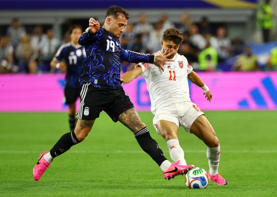 Các cầu thủ Jordan bất lực trong việc tìm đường vào khung thành của Argentina trong hiệp thi đấu thứ nhất. (Ảnh: Reuters)