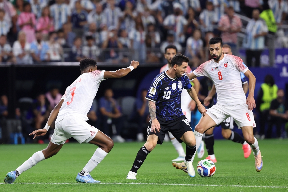 Messi vào sân từ băng ghế dự bị và ngay lập tức tạo ra hàng loạt sóng gió cho hàng phòng ngự của Jordan. (Ảnh: AP)