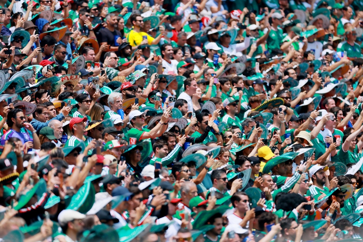 Các CĐV Mexico trên khán đài sân Azteca. (Ảnh: Reuters). 