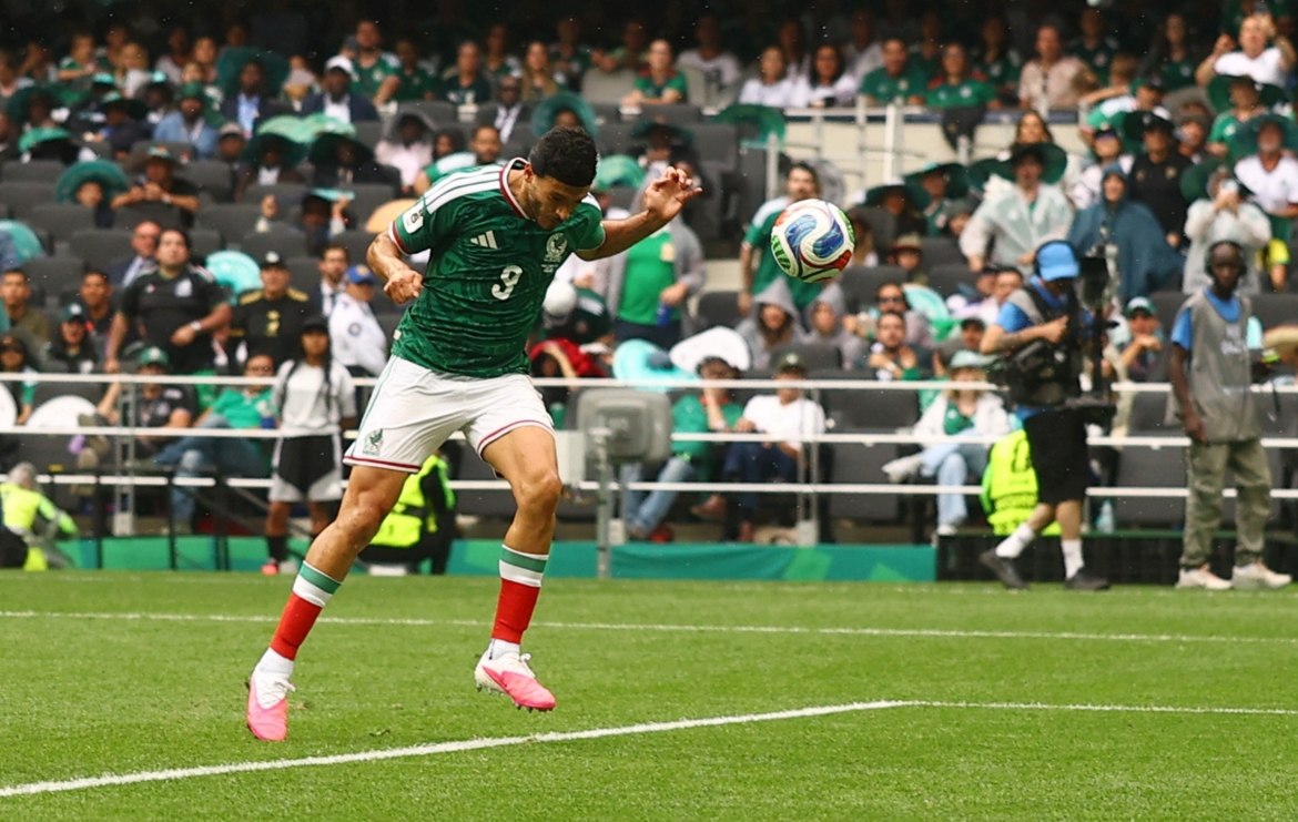 Khoảnh khắc Jimenez ghi bàn nâng tỷ số lên 2-0. (Ảnh: Reuters). 