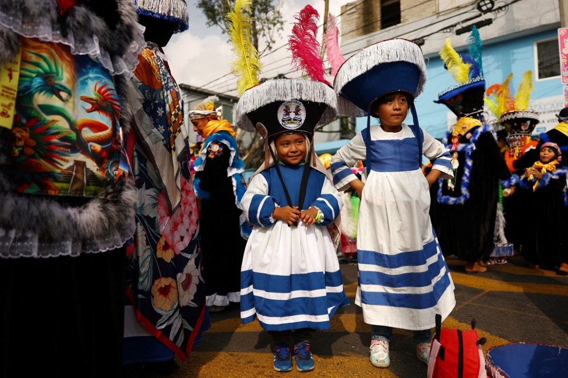 Không khí đã bắt đầu "nóng" dần bên ngoài sân Azteca. (Ảnh: Reuters). 