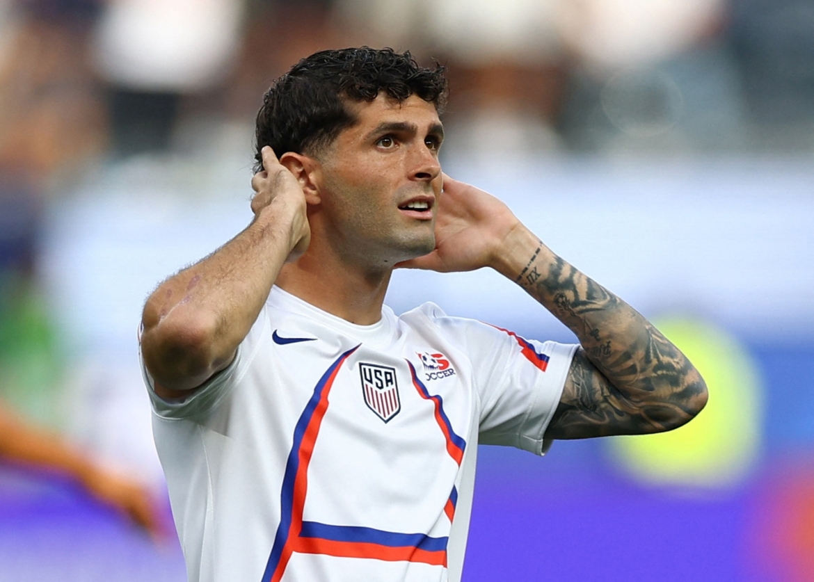 Pulisic và các đồng đội ở ĐT Mỹ khởi động trước giờ bóng lăn trên sân vận động SoFi ở Los Angeles (Ảnh: Reuters)