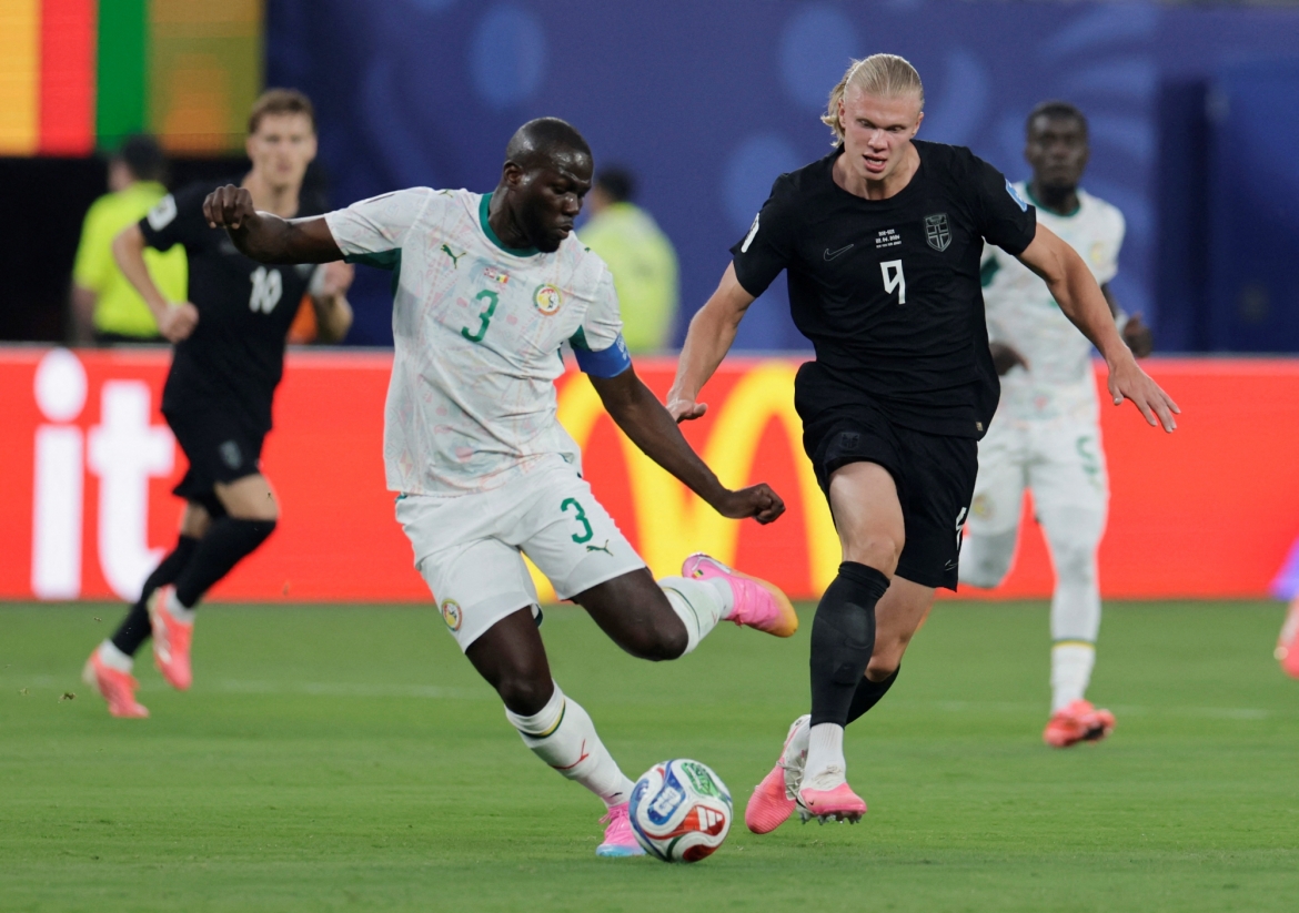 Haaland đang bị Koulibaly và các cầu thủ Senegal kèm cặp rất chặt và chưa thể tạo ra đột biến. (Ảnh: Reuters)