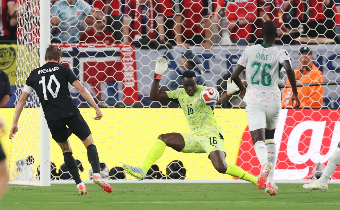 Odegaard không thể chiến thắng Mendy trong tình huống dứt điểm cận thành. (Ảnh: Reuters)