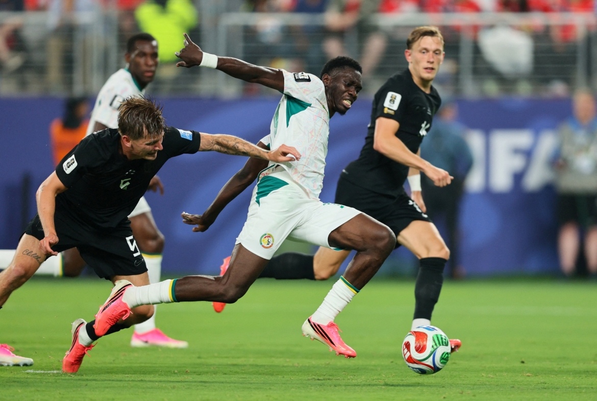 ... Sarr lập tức ghi bàn rút ngắn tỉ số xuống 1-2 cho Senegal. (Ảnh: Reuters)
