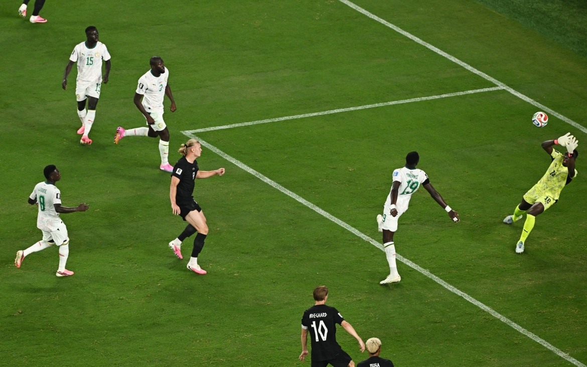 Tình huống Haaland lập cú đúp giúp Na Uy vươn lên dẫn trước 3-1. (Ảnh: Reuters)