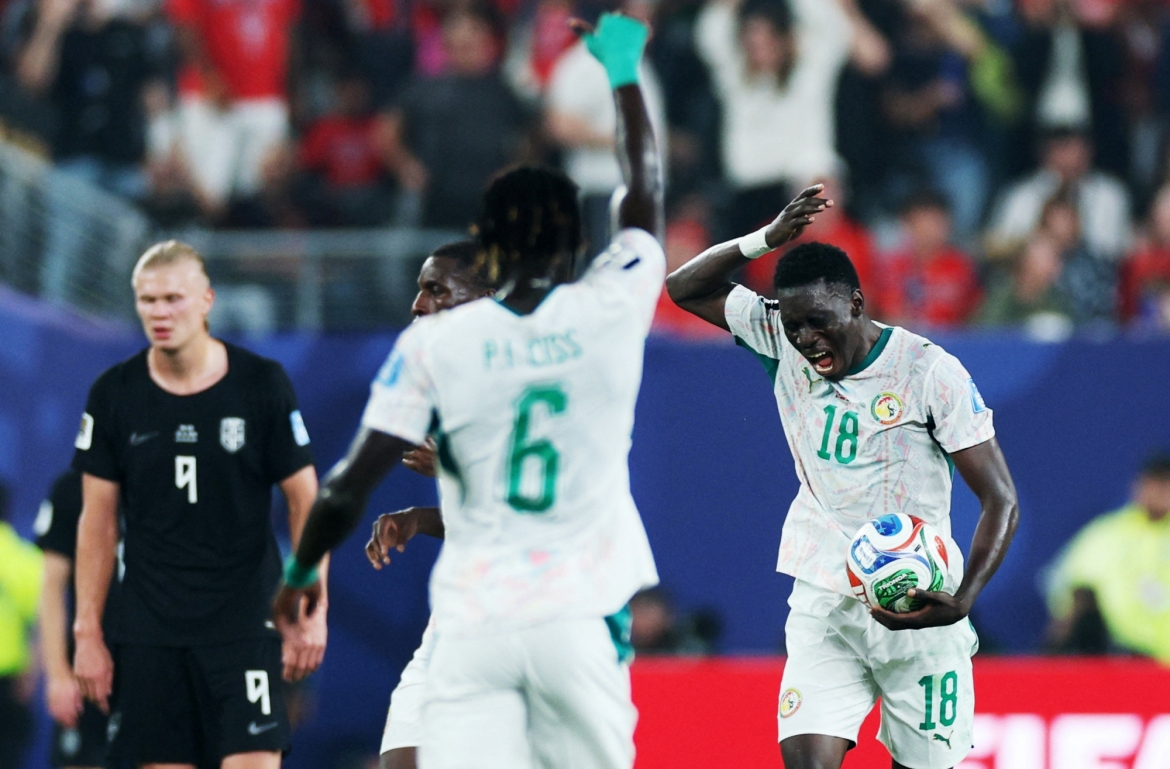 Sarr lập cú đúp rút ngắn tỉ số xuống 2-3 cho Senegal. (Ảnh: Reuters)