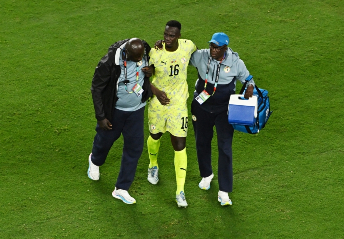 Thủ thành Mendy phải rời sân sớm vì chấn thương. (Ảnh: Reuters)