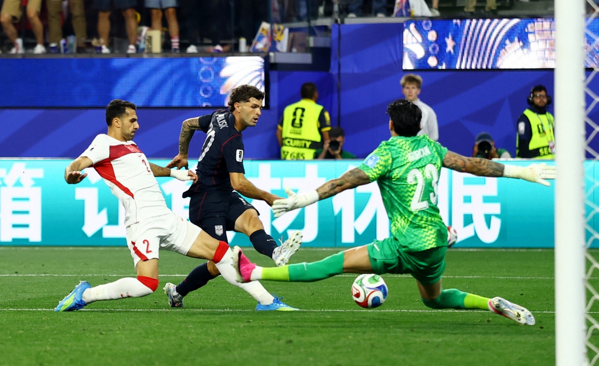 Pulisic liên tục gây sóng gió cho khung thành của Thổ Nhĩ Kỳ sau khi được tung vào sân từ băng ghế dự bị. (Ảnh: Reuters)