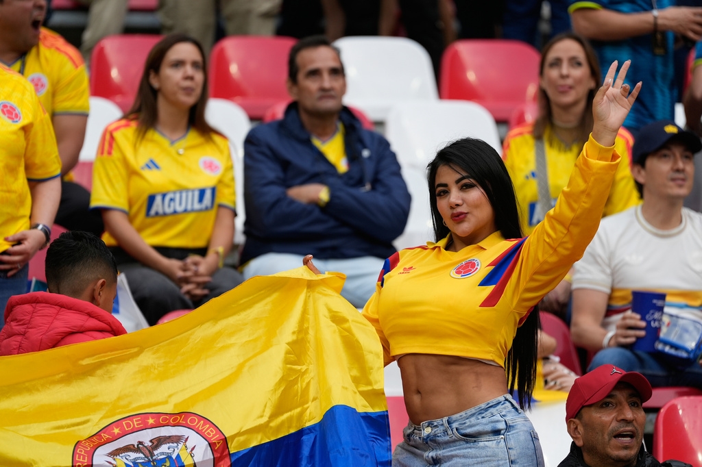 Cổ động viên của Colombia có mặt trên sân vận động Estadio Azteca để cổ vũ cho đội nhà. (Ảnh: AP)