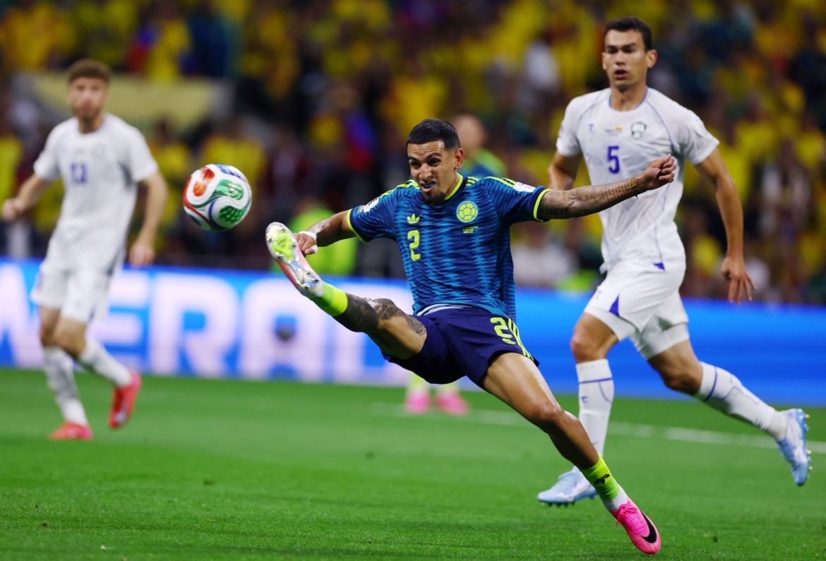 Muñoz tung người ghi bàn cho Colombia. (Ảnh: Reuters)