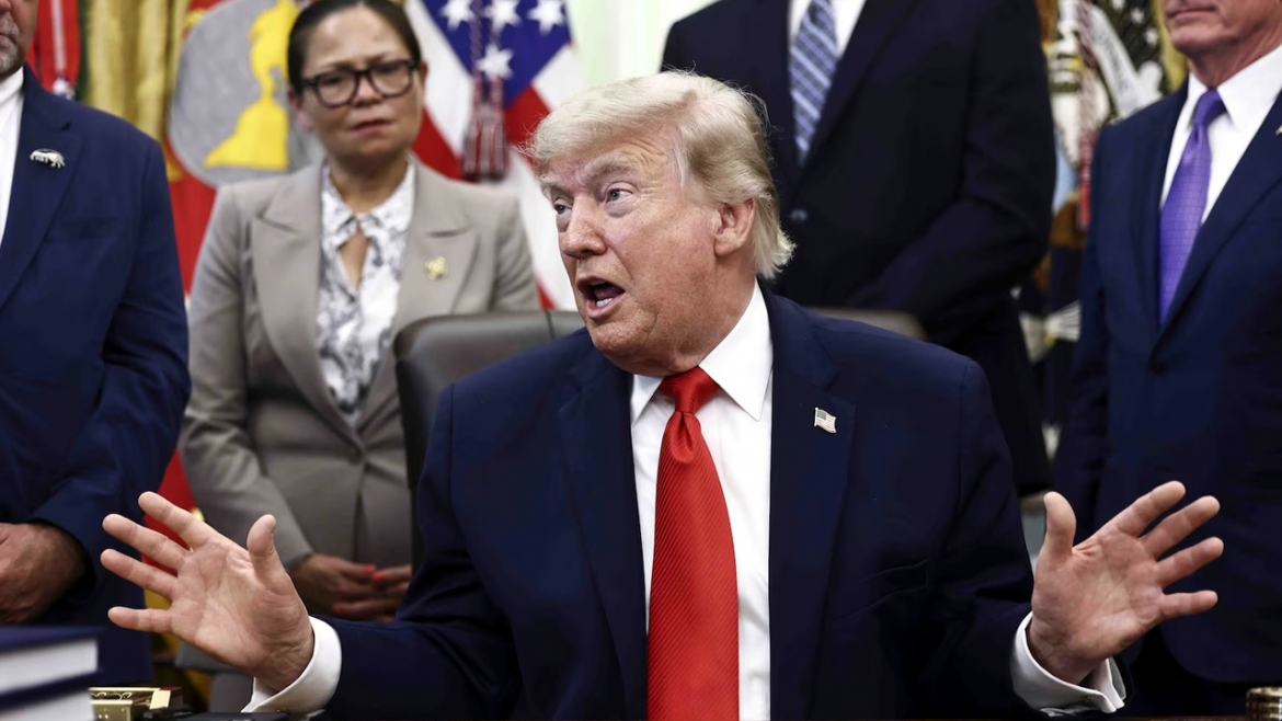 Tổng thống Donald Trump phát biểu trước các phóng viên tại Phòng Bầu dục hôm 11/6. Ảnh: EPA