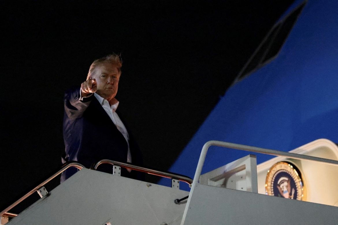 Tổng thống Mỹ Donald Trump lên máy bay tới Hội nghị thượng đỉnh G7 (Ảnh: Reuters)