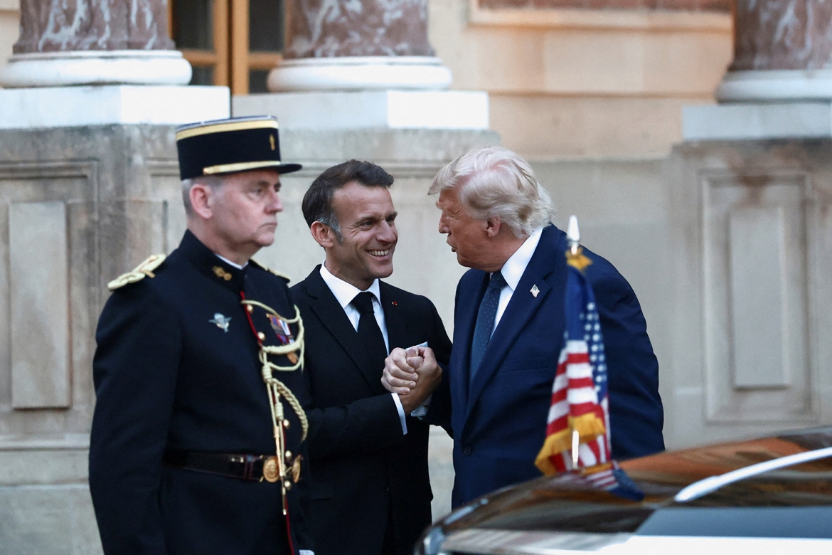 Tổng thống Pháp Emmanuel Macron đón Tổng thống Mỹ Donald Trump tại bữa tiệc kỷ niệm 250 năm Ngày Độc lập của Mỹ ở Cung điện Versailles, ngày 17/6/2026. Ảnh: Reuters
