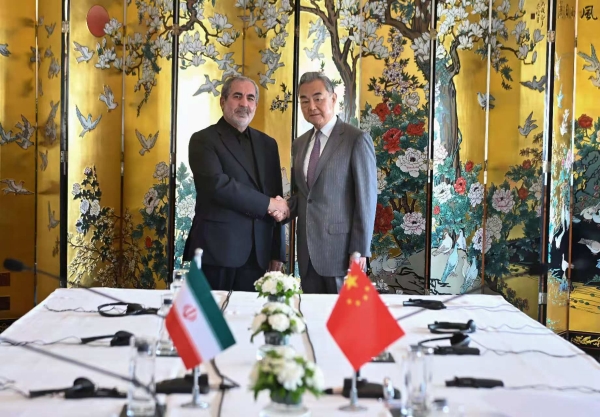 Ngoại trưởng Trung Quốc Vương Nghị gặp Phó Thư ký Hội đồng An ninh Quốc gia Tối cao Iran Ghadir Nezami tại New Delhi ngày 22/6. Ảnh: Bộ Ngoại giao Trung Quốc