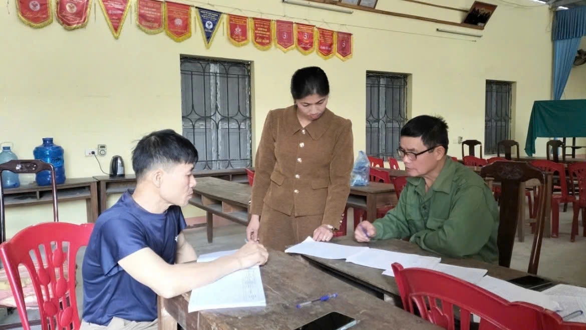 Nghị định 185 quy định Trưởng thôn có kiến thức văn hóa, năng lực, kinh nghiệm và phương pháp vận động, tổ chức nhân dân thực hiện tốt các công việc tự quản của cộng đồng dân cư và triển khai có hiệu quả các nhiệm vụ do cấp ủy, chính quyền địa phương cấp xã giao..