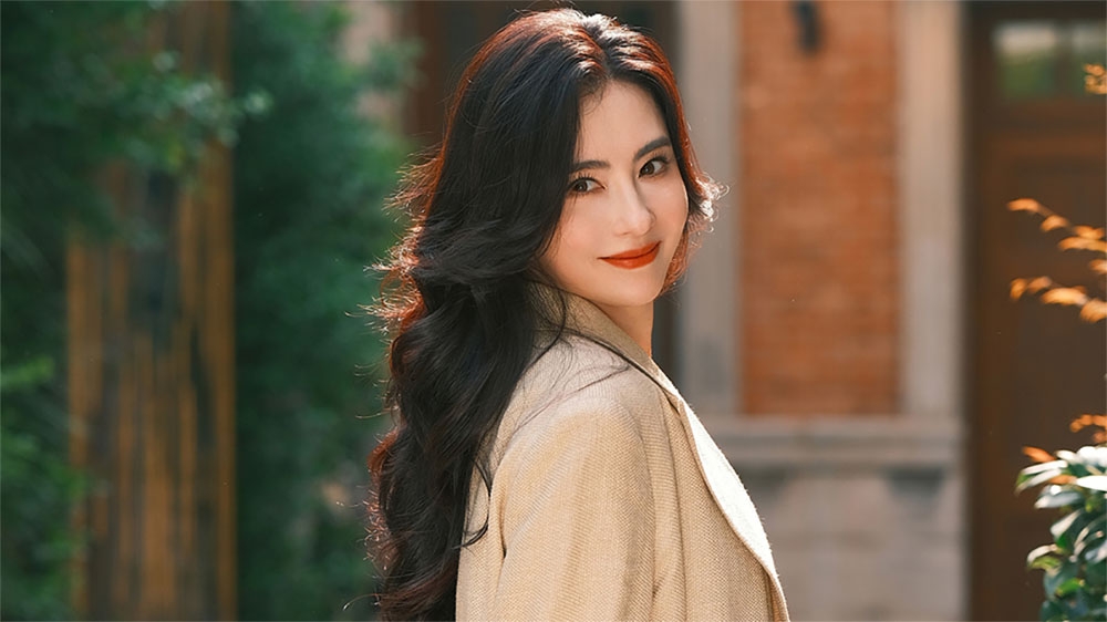 Trương Bá Chi gia nhập làng giải trí năm 1999 với phim “Vua hài kịch”.