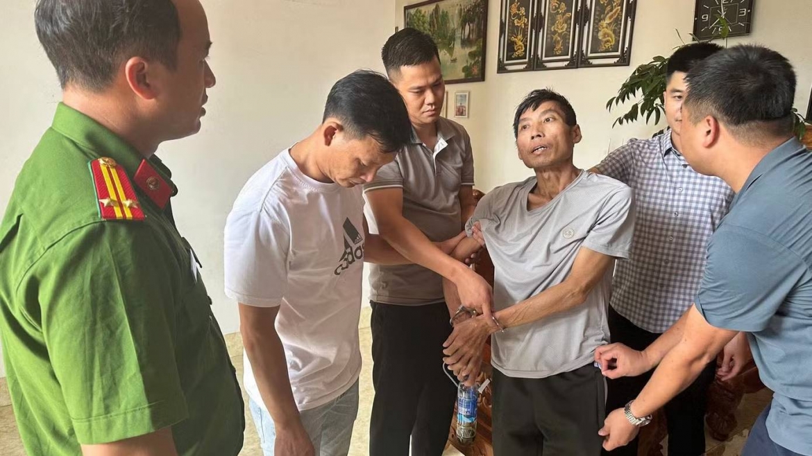 Công an tỉnh Lào Cai bắt giữ thành công đối tượng truy nã lẩn trốn trên địa bàn. Ảnh: Công an cung cấp.