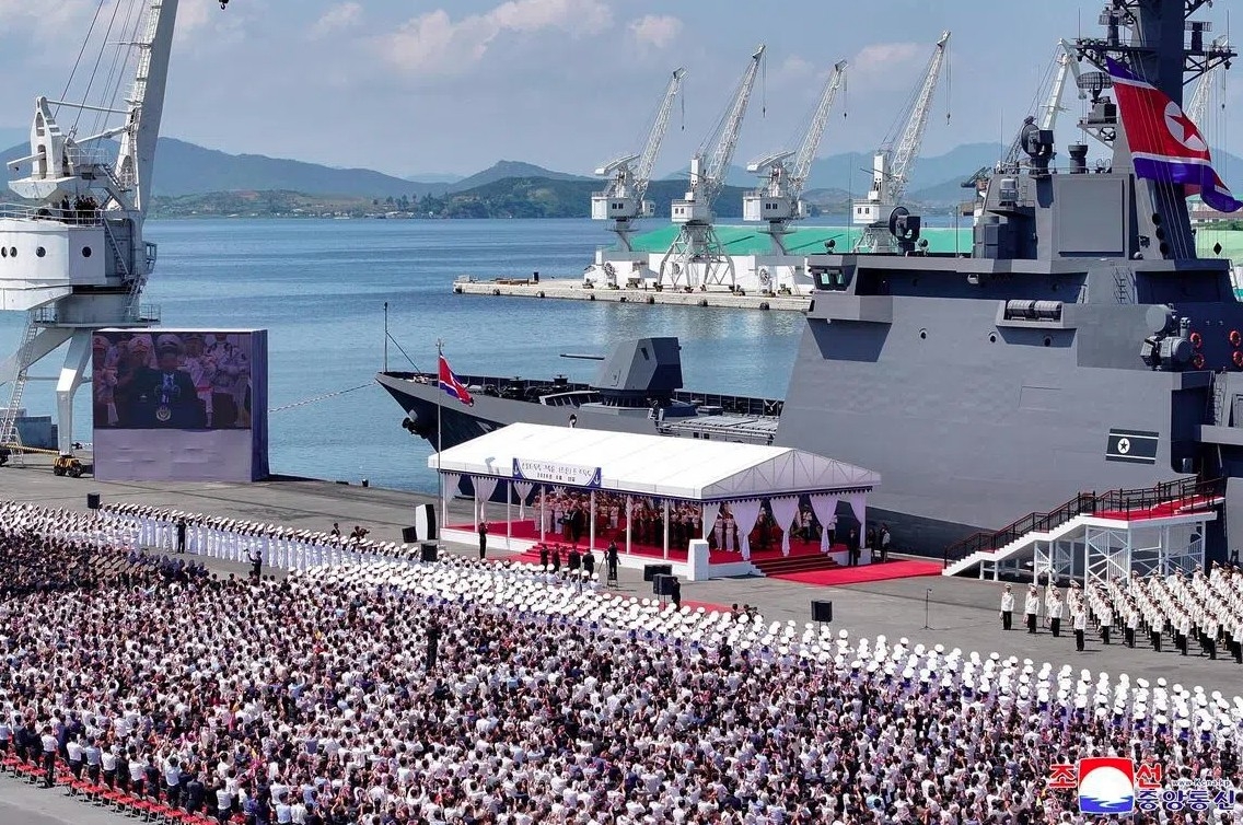 Triều Tiên đưa tàu khu trục 5.000 tấn vào biên chế. Ảnh: KCNA