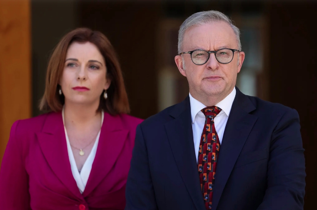 (Từ phải qua) Thủ tướng Australia Anthony Albanese và Bộ trưởng Truyền thông Australia Anika Wells. Nguồn: Alex Ellinghausen