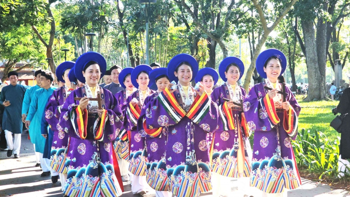 Tuần lễ áo dài Huế kể chuyện kết nối di sản