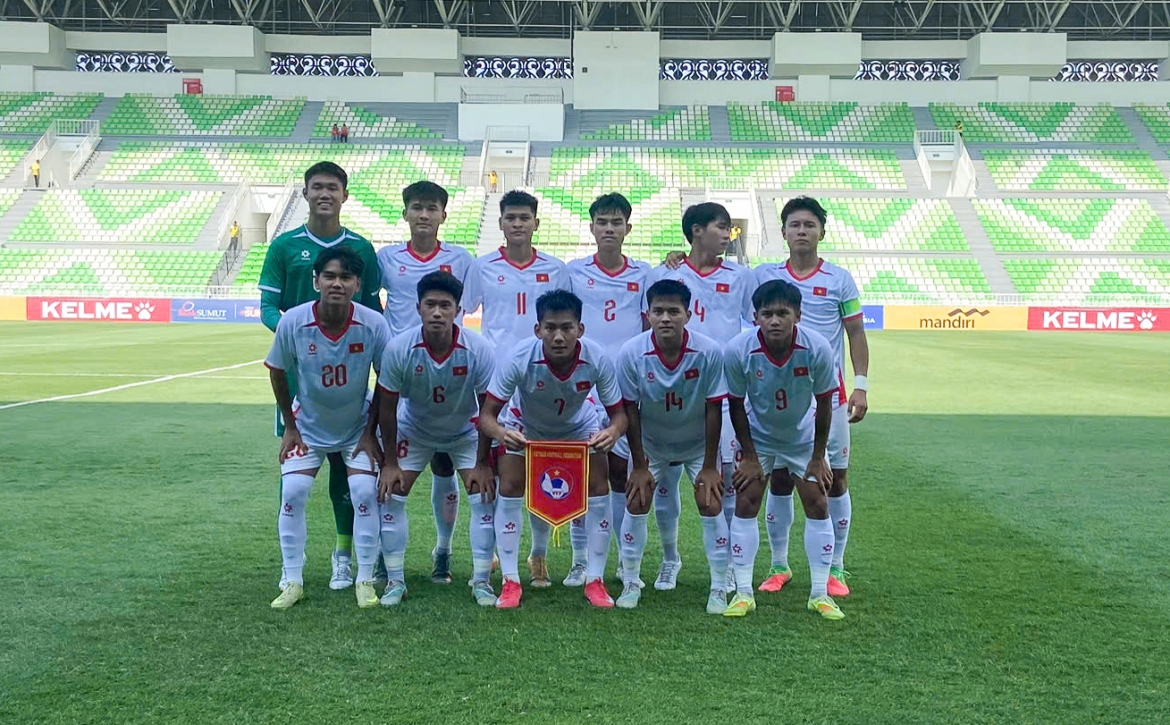 U19 Việt Nam ra sân trong trang phục màu trắng. (Ảnh: VFF)