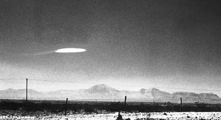 Một vật thể bay chưa xác định (UFO) được chụp lại khi lơ lửng trong khoảng 15 phút gần Trung tâm Phát triển Hàng không Holloman ở bang New Mexico, Mỹ. Ảnh: Bettmann/Getty Images