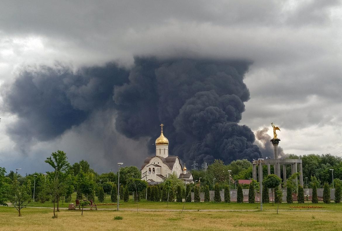 Khói bốc lên từ một nhà máy lọc dầu ở Moscow sau cuộc tấn công bằng UAV của Ukraine, ngày 18/6/2026. Ảnh: Mạng xã hội/Reuters