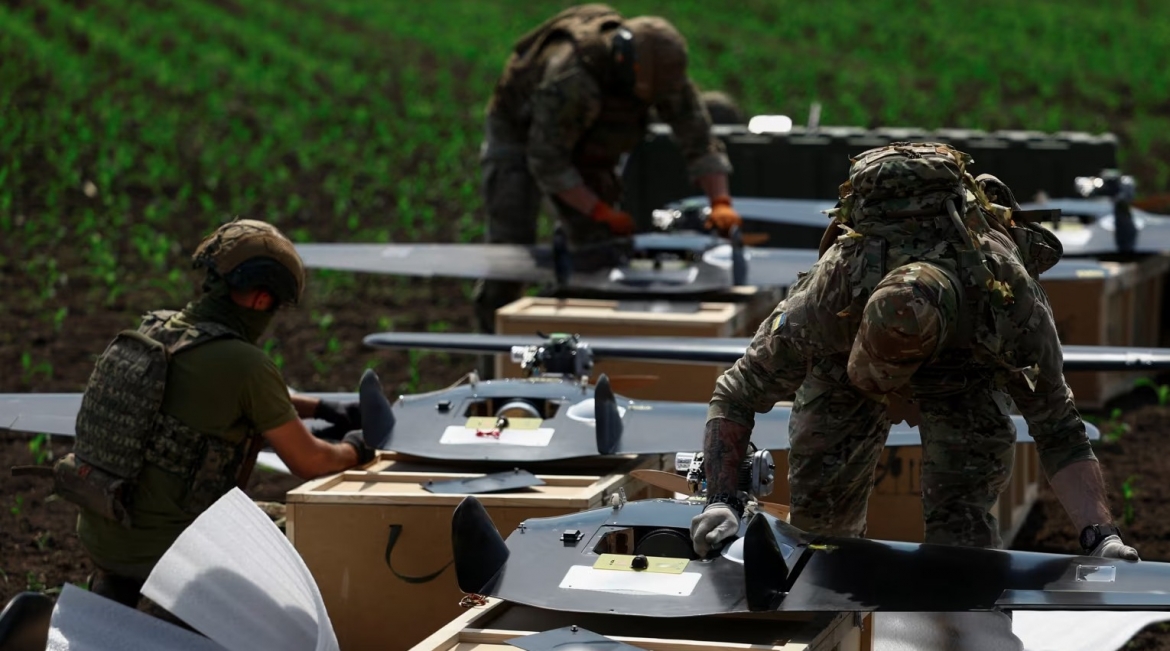 Lực lượng Hệ thống Không người lái của Ukraine chuẩn bị các UAV tấn công tầm trung. Ảnh: Reuters