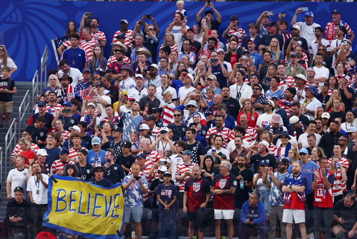 CĐV Mỹ trên khán đài trong trận đấu tại vòng bảng World Cup 2026. (Ảnh: Reuters). 