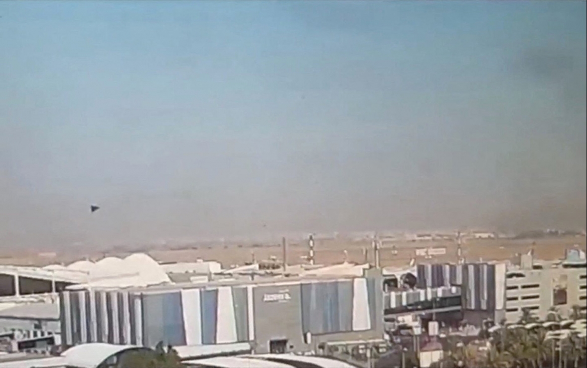 Hình ảnh từ camera giám sát ghi lại khoảnh khắc một UAV tiếp cận Sân bay Quốc tế Kuwait ở Kuwait City, ngày 3/6/2026. Ảnh: Cục Hàng không Dân dụng Kuwait/Reuters