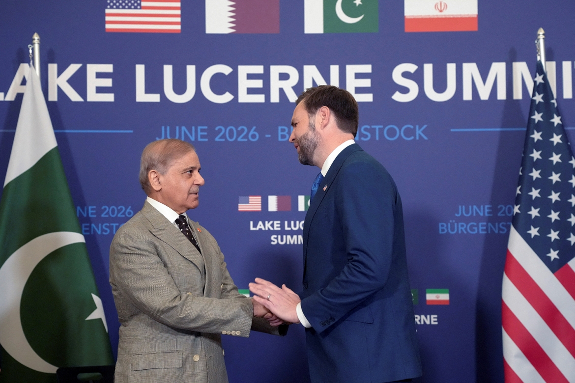 Phó Tổng thống Mỹ JD Vance gặp Thủ tướng Pakistan Shehbaz Sharif trước thềm đàm phán với Iran tại khu nghỉ dưỡng Buergenstock, Thụy Sĩ, ngày 21/6/2026. Ảnh: Reuters