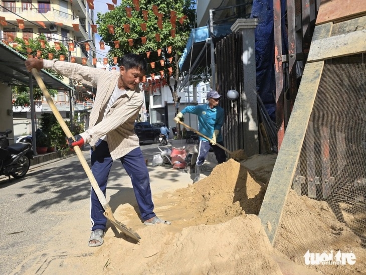 Sở Xây dựng TP.HCM nhận định, nguyên nhân chủ yếu do hàng loạt dự án đầu tư công, công trình giao thông trọng điểm được triển khai đồng loạt, khiến nhu cầu về vật liệu xây dựng tăng đột biến
