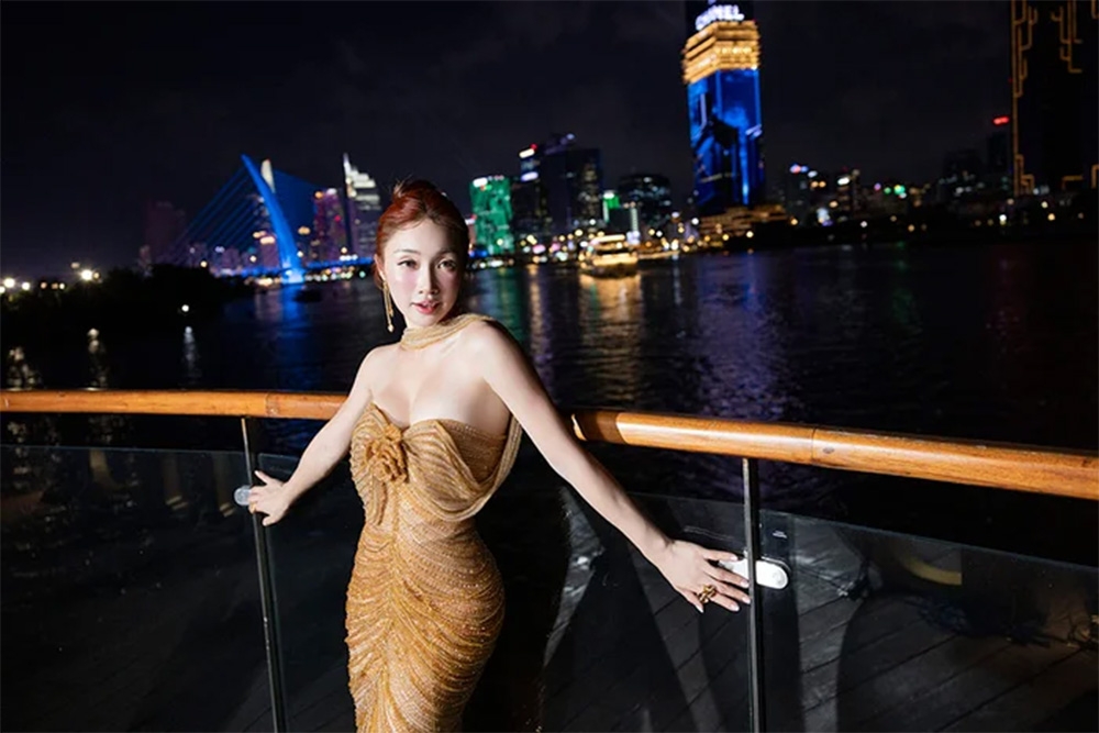 Lý Thùy Chang - bà xã của diễn viên Chi Bảo vừa khiến mạng xã hội xôn xao khi chia sẻ loạt ảnh diện váy quây, khoe vóc dáng quyến rũ trong tiệc sinh nhật.
