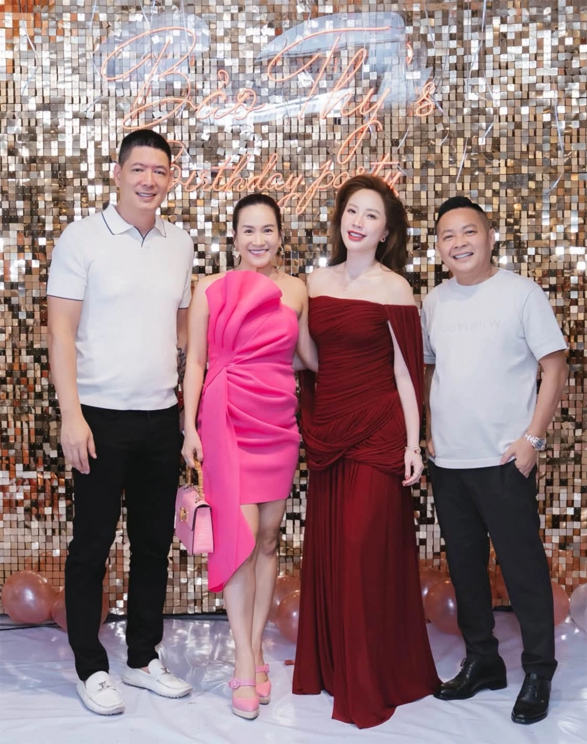 Bình Minh và bà xã Anh Thơ đến mừng sinh nhật của Bảo Thy. Anh Thơ tôn vẻ trẻ trung bên đàn em với chiếc đầm hồng fuchsia và giày cùng tông.