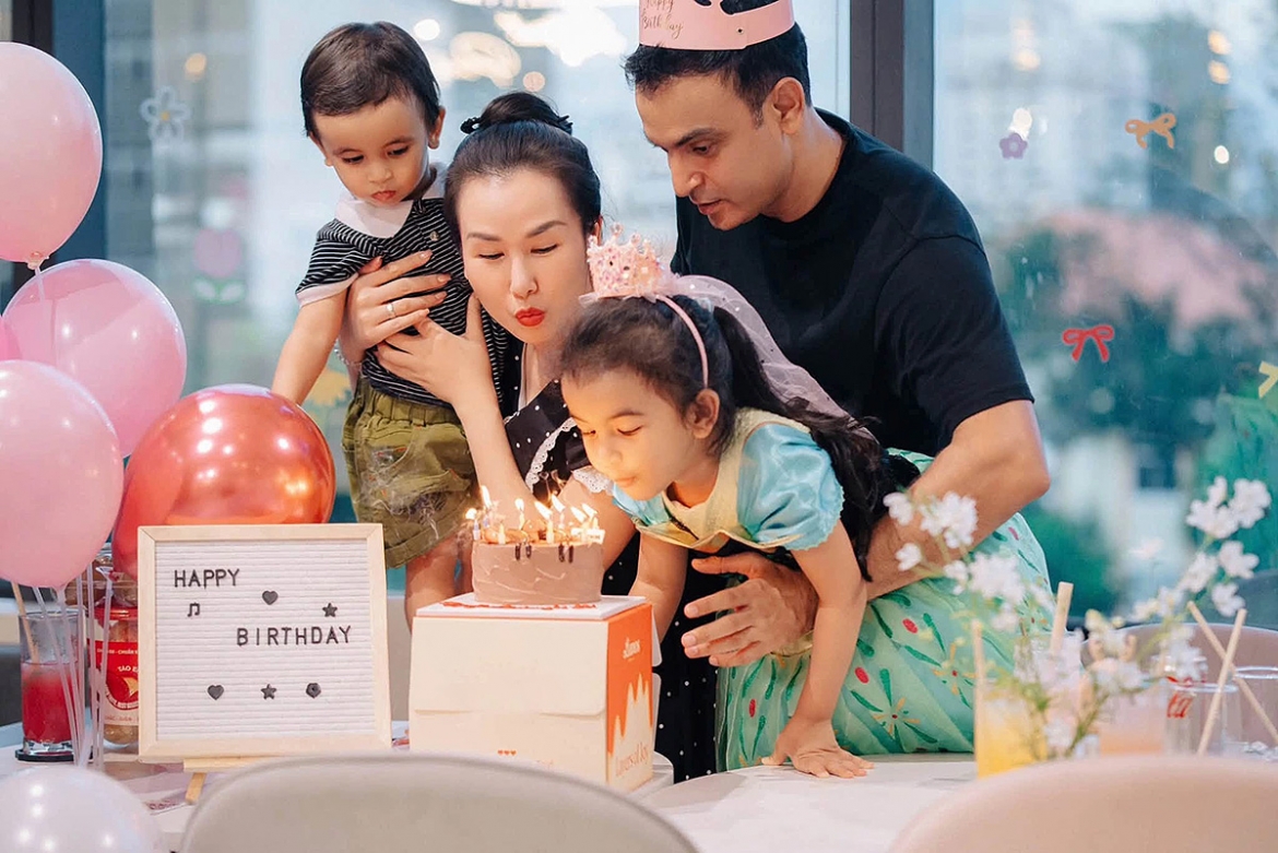 Vợ chồng ca sĩ Võ Hạ Trâm cùng thổi nến đón tuổi mới bên hai con trong bữa tiệc sinh nhật ấm cũng, giản dị.