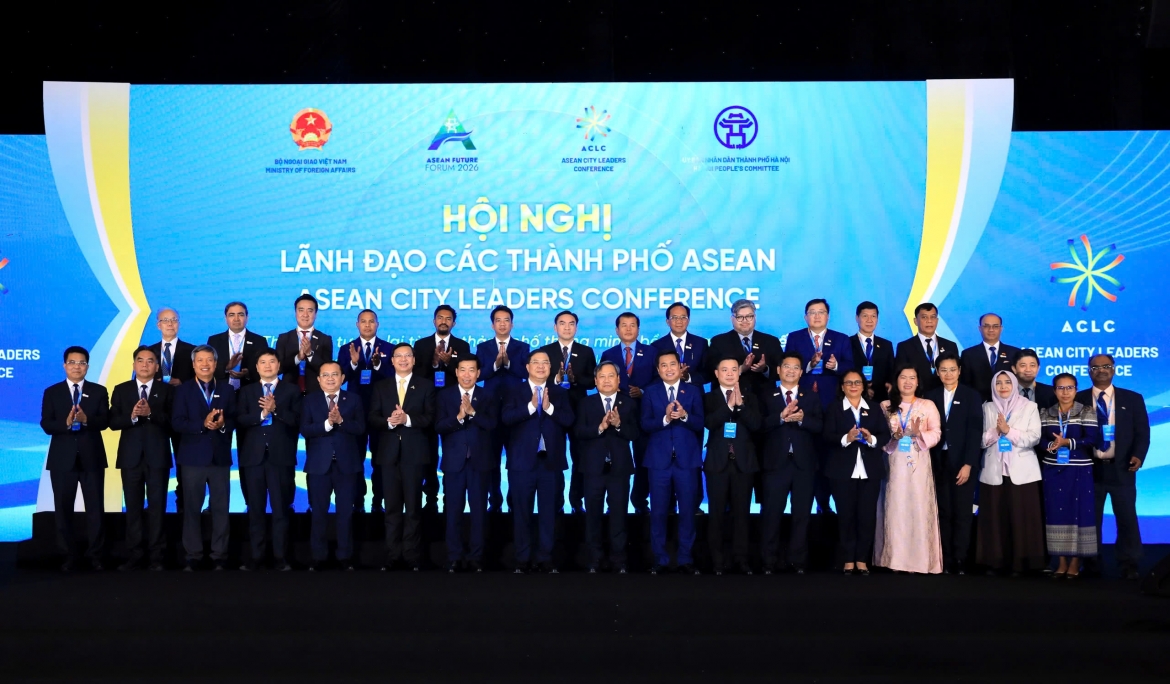Các đại biểu chụp ảnh tại sự kiện